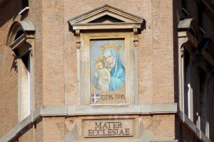 wizerunek maryi znajdujący się na ścianie pałacu apostolskiego